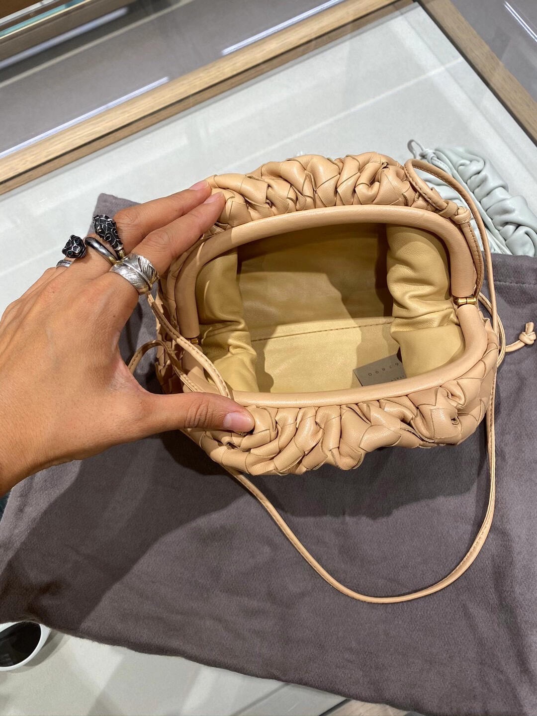 Bottega Veneta THE MINI POUCH 22CM 编织云朵包 585852奶茶色