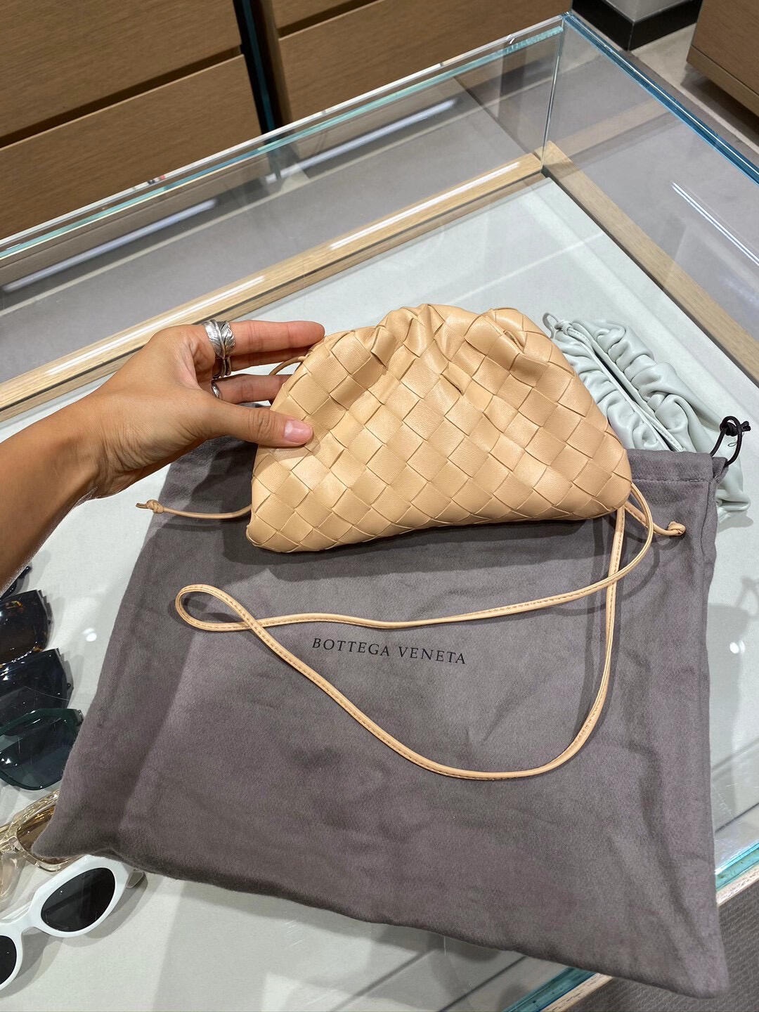 Bottega Veneta THE MINI POUCH 22CM 编织云朵包 585852奶茶色