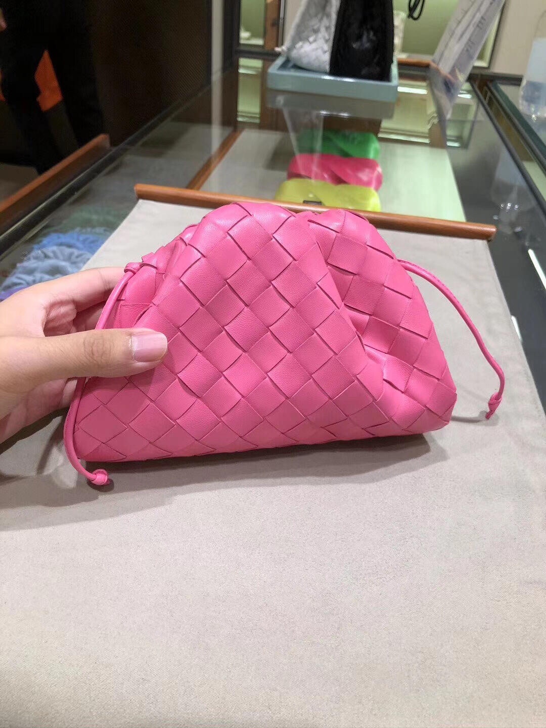 Bottega Veneta THE MINI POUCH 22CM 编织云朵包 585852粉红色