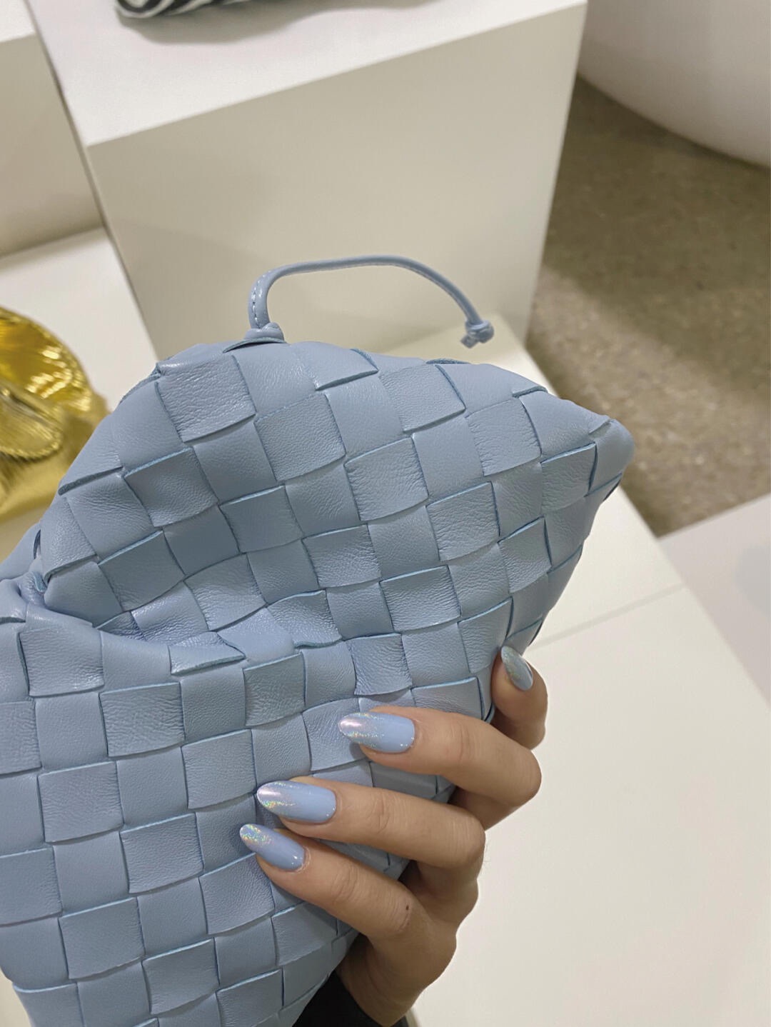 Bottega Veneta THE MINI POUCH 22CM 编织云朵包 585852冰蓝色