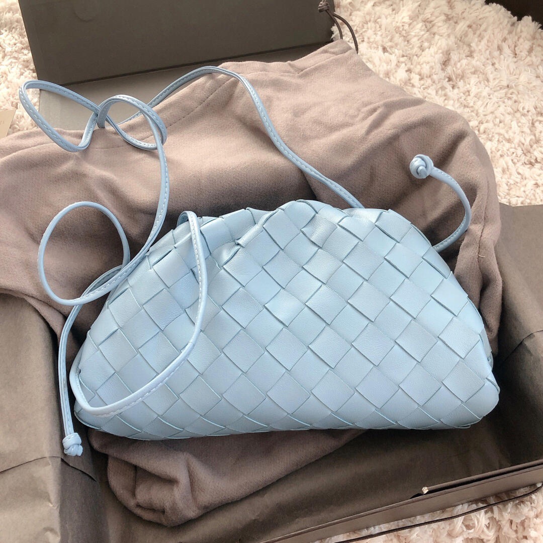 Bottega Veneta THE MINI POUCH 22CM 编织云朵包 585852冰蓝色