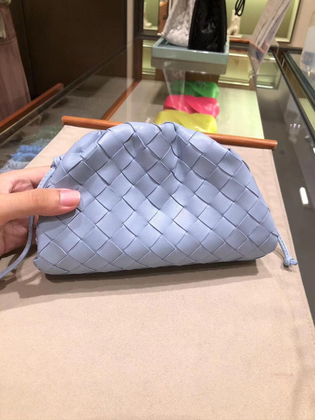 Bottega Veneta THE MINI POUCH 22CM 编织云朵包 585852冰蓝色