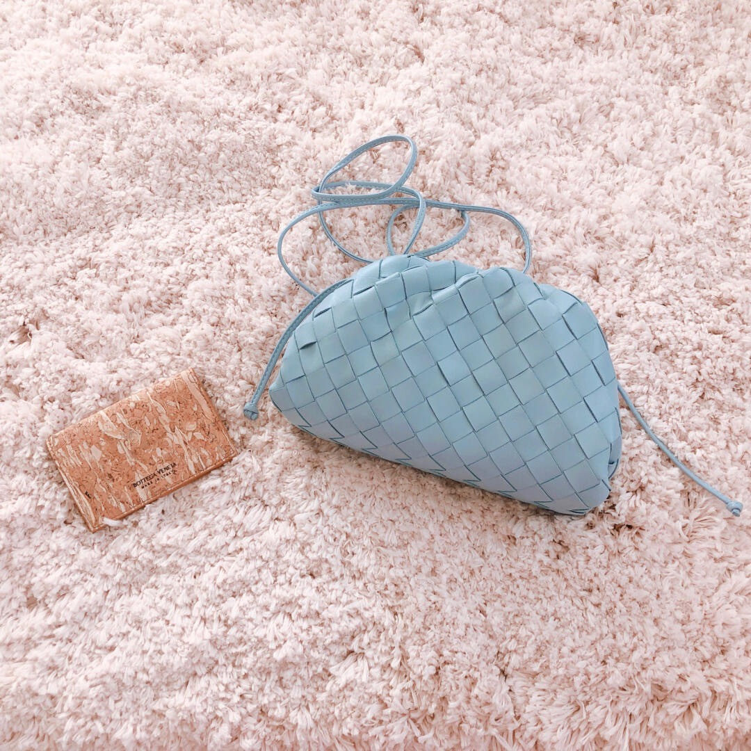 Bottega Veneta THE MINI POUCH 22CM 编织云朵包 585852冰蓝色
