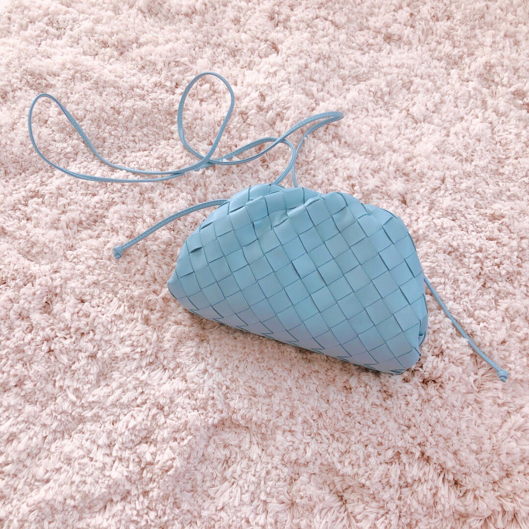 Bottega Veneta THE MINI POUCH 22CM 编织云朵包 585852冰蓝色