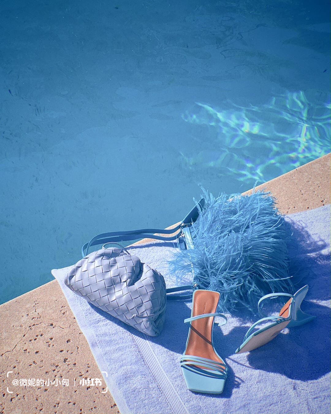 Bottega Veneta THE MINI POUCH 22CM 编织云朵包 585852冰蓝色