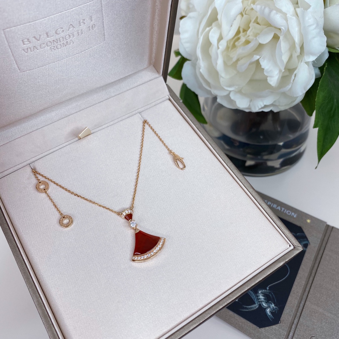 批发价💰165
Diva扇子项链❤️我们采用925纯银，超厚真金电镀，材质分别是纯天然红玉髓，跟孔雀石，两个颜色都特别正❗️
市面万万千千版本，只想说，你需要的或许只是我们家出品的一条【Diva扇子项链】[机智][机智]