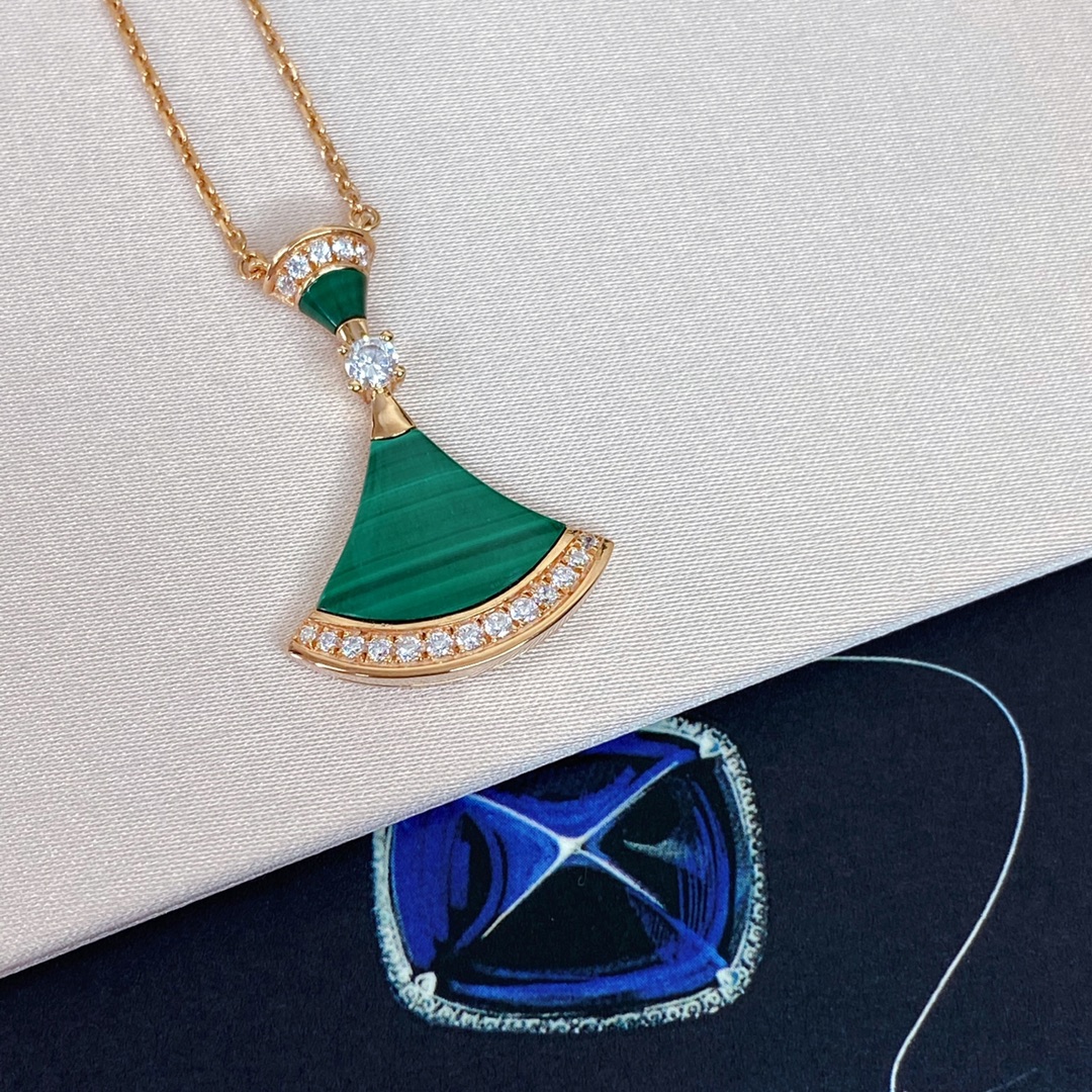 批发价💰165
Diva扇子项链❤️我们采用925纯银，超厚真金电镀，材质分别是纯天然红玉髓，跟孔雀石，两个颜色都特别正❗️
市面万万千千版本，只想说，你需要的或许只是我们家出品的一条【Diva扇子项链】[机智][机智]