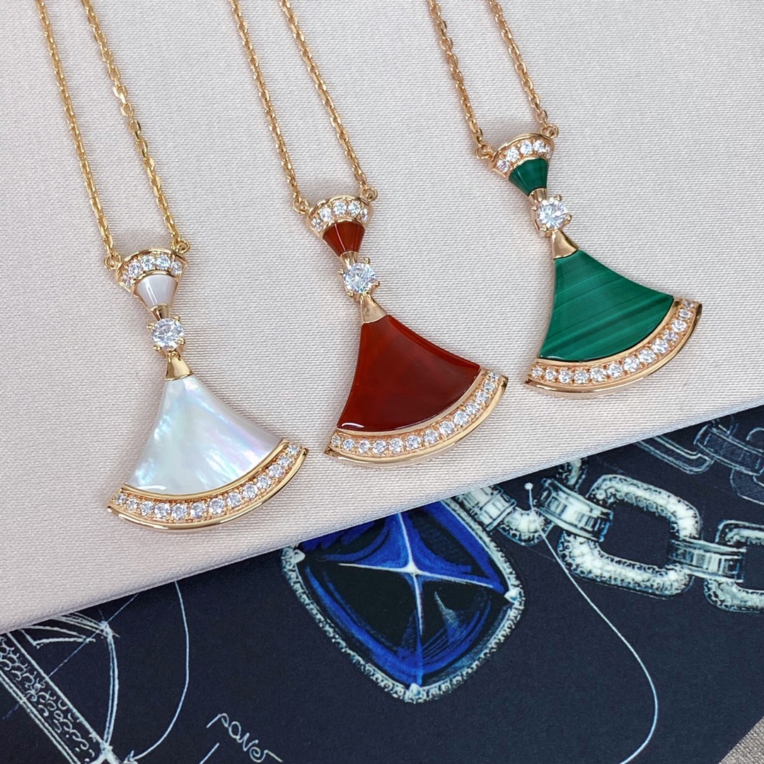 批发价💰165
Diva扇子项链❤️我们采用925纯银，超厚真金电镀，材质分别是纯天然红玉髓，跟孔雀石，两个颜色都特别正❗️
市面万万千千版本，只想说，你需要的或许只是我们家出品的一条【Diva扇子项链】[机智][机智]