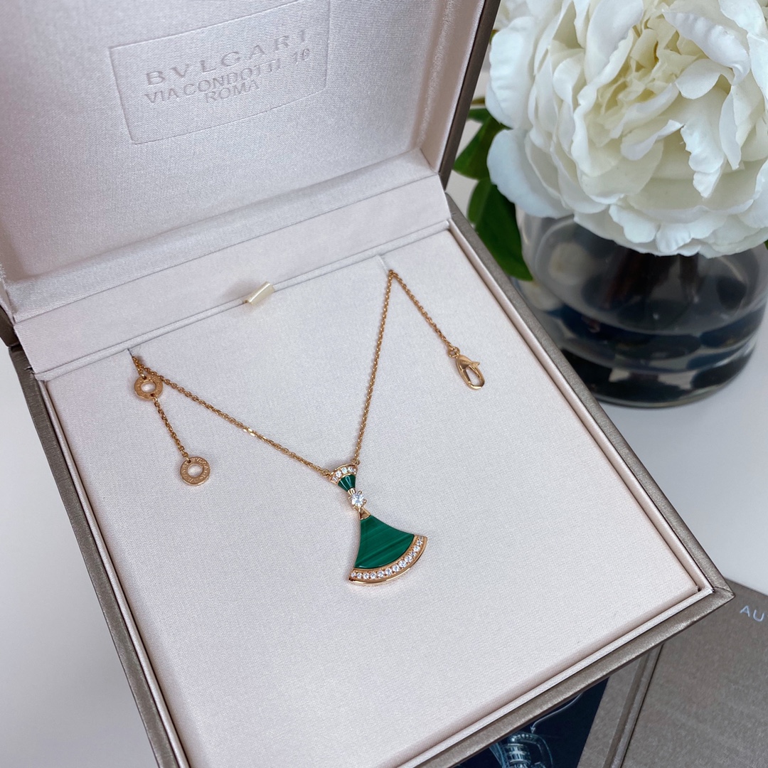 批发价💰165
Diva扇子项链❤️我们采用925纯银，超厚真金电镀，材质分别是纯天然红玉髓，跟孔雀石，两个颜色都特别正❗️
市面万万千千版本，只想说，你需要的或许只是我们家出品的一条【Diva扇子项链】[机智][机智]