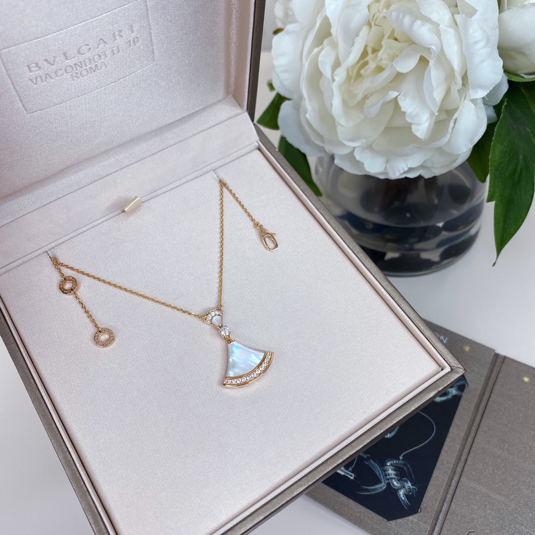 批发价💰165
Diva扇子项链❤️我们采用925纯银，超厚真金电镀，材质分别是纯天然红玉髓，跟孔雀石，两个颜色都特别正❗️
市面万万千千版本，只想说，你需要的或许只是我们家出品的一条【Diva扇子项链】[机智][机智]