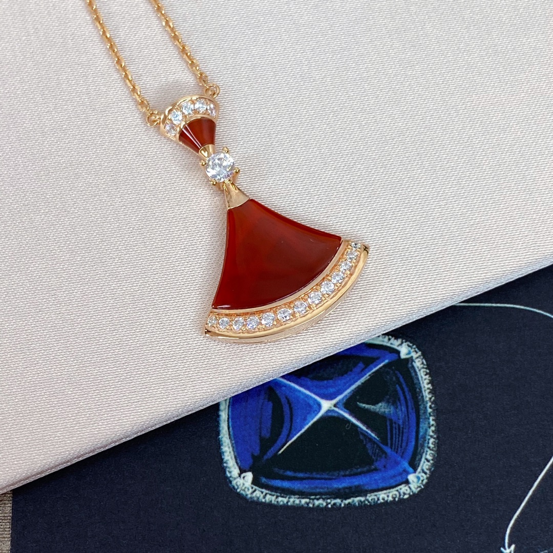 批发价💰165
Diva扇子项链❤️我们采用925纯银，超厚真金电镀，材质分别是纯天然红玉髓，跟孔雀石，两个颜色都特别正❗️
市面万万千千版本，只想说，你需要的或许只是我们家出品的一条【Diva扇子项链】[机智][机智]