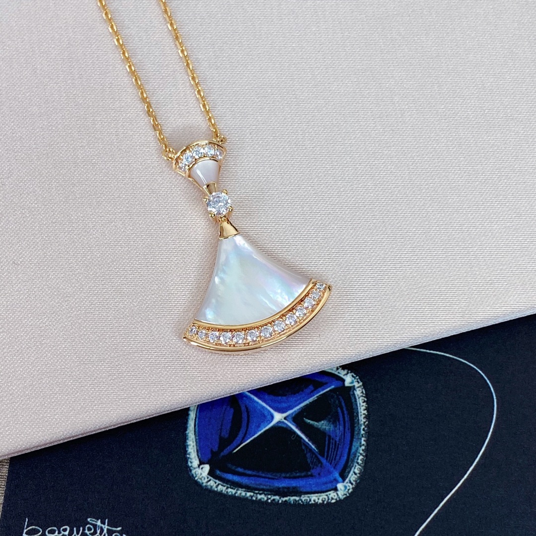 批发价💰165
Diva扇子项链❤️我们采用925纯银，超厚真金电镀，材质分别是纯天然红玉髓，跟孔雀石，两个颜色都特别正❗️
市面万万千千版本，只想说，你需要的或许只是我们家出品的一条【Diva扇子项链】[机智][机智]