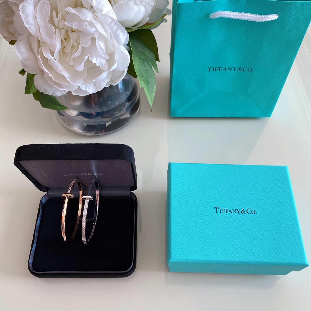 NO:633066,88360, perfect two-color Tiff@ny T1 bracelet!  Brand new T1 series!  It has changed from a double 'T' to a simple single 'T', which is more modern and avant-garde. When worn on the hand, it looks like a complete circle, implying repeated cycles and giving people a sense of unlimited vitality!  Although the shape is simple, the texture is not reduced. The letter T with full lines gives people a cool feeling, so it can be worn by both men and women. COULE, go for it~ The most popular thick metal style in the west is younger and more powerful. The half-diamond and half-metal style is very versatile. It is not particularly ostentatious but has a little bit of care. It can be perfectly integrated into various occasions and styles., Bracelet, Cardia high-end jewelry1986090988360,完美两色Tiff@ny T1手镯！全新T1系列！由 双‘T’变为简洁的单‘T’,更加摩登前卫.戴在手上,如同一个完整的圆,寓意着循环反复,给人一种无限生机的可能性！虽然造型简约,但是质感不减,线条感十足的字母T,给人一种酷酷的感觉,所以男女都可以佩戴,COULE们,冲鸭~ 当西最流行的粗金属感,更年轻,更有力量感,半钻半金属的款式非常百搭,既不特别张扬又有一点小心思,各种场合各种风格都能完美融入,,bracelet,卡迪亚高端饰品,Jewelry