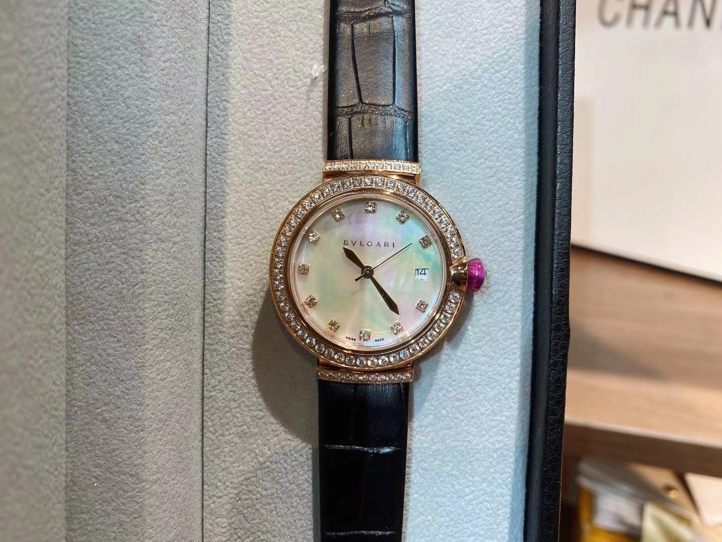 Bvlgari Lvcea rose gold case / set bezel, mother-of-pearl dial, black leather strap 33mm Women's Automatic