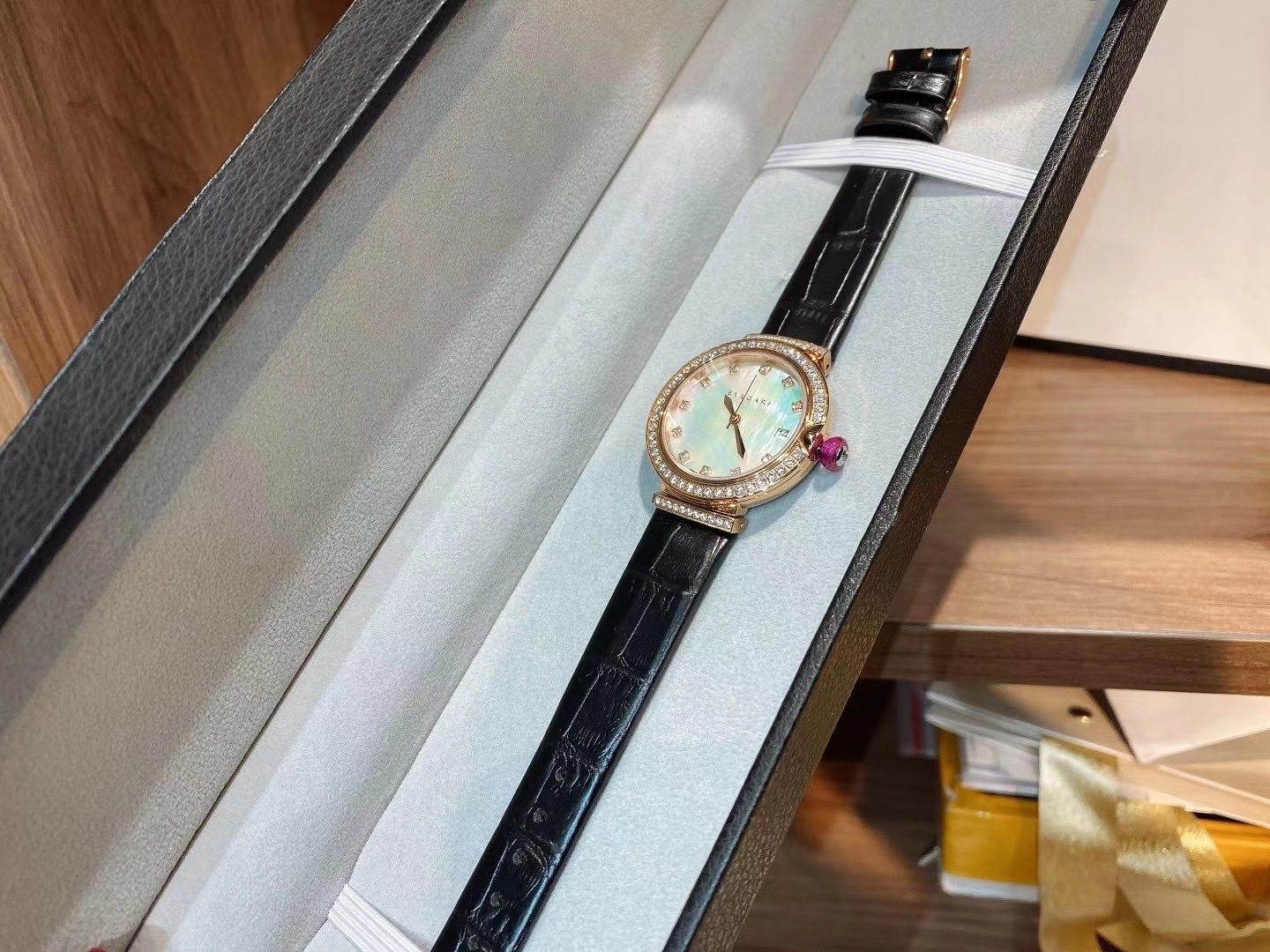 Bvlgari Lvcea rose gold case / set bezel, mother-of-pearl dial, black leather strap 33mm Women's Automatic