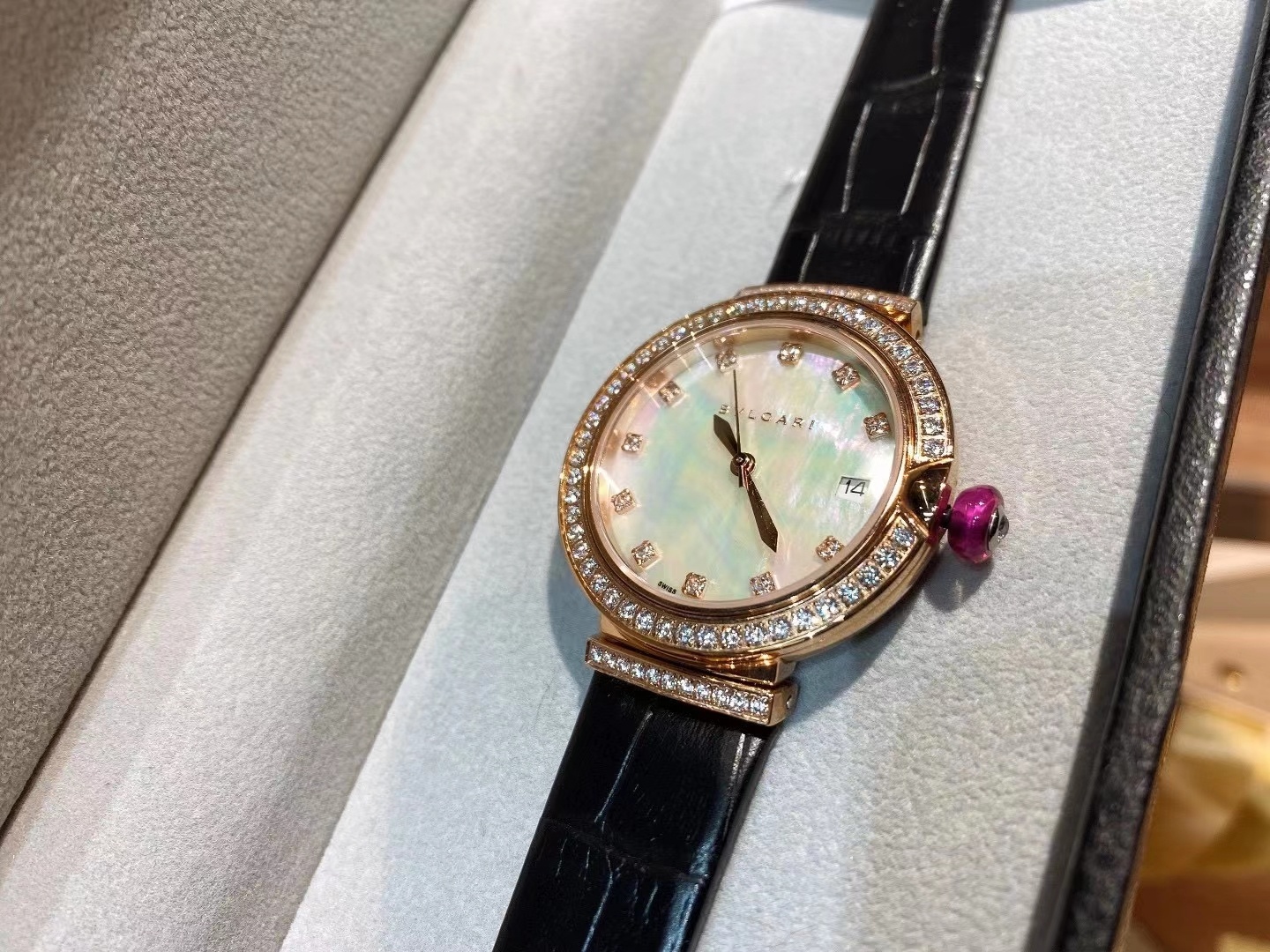 Bvlgari Lvcea rose gold case / set bezel, mother-of-pearl dial, black leather strap 33mm Women's Automatic