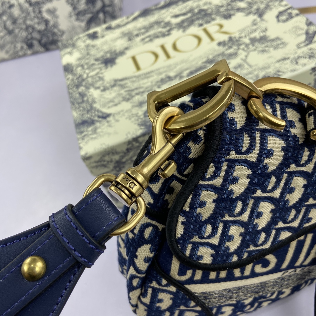 新品批230 Di0r Saddle👉马鞍包重磅回归复古回潮,di0r之前大火的马鞍包💗,在今年18秋冬秀场全面回归💫,现立刻成为了时尚红人们“人手必备”的单品之一🌟,真是凹造型吸睛的利器👌,赶紧get√起来💃Size:盖头长度24cm×厚度6cm×最高高18cm 型号♦886888