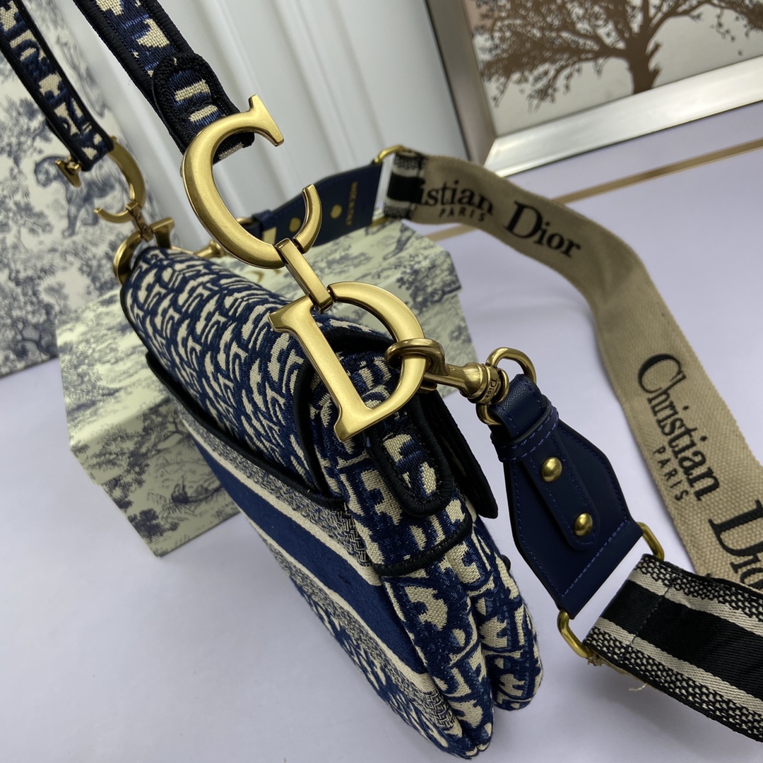 新品批230 Di0r Saddle👉马鞍包重磅回归复古回潮,di0r之前大火的马鞍包💗,在今年18秋冬秀场全面回归💫,现立刻成为了时尚红人们“人手必备”的单品之一🌟,真是凹造型吸睛的利器👌,赶紧get√起来💃Size:盖头长度24cm×厚度6cm×最高高18cm 型号♦886888