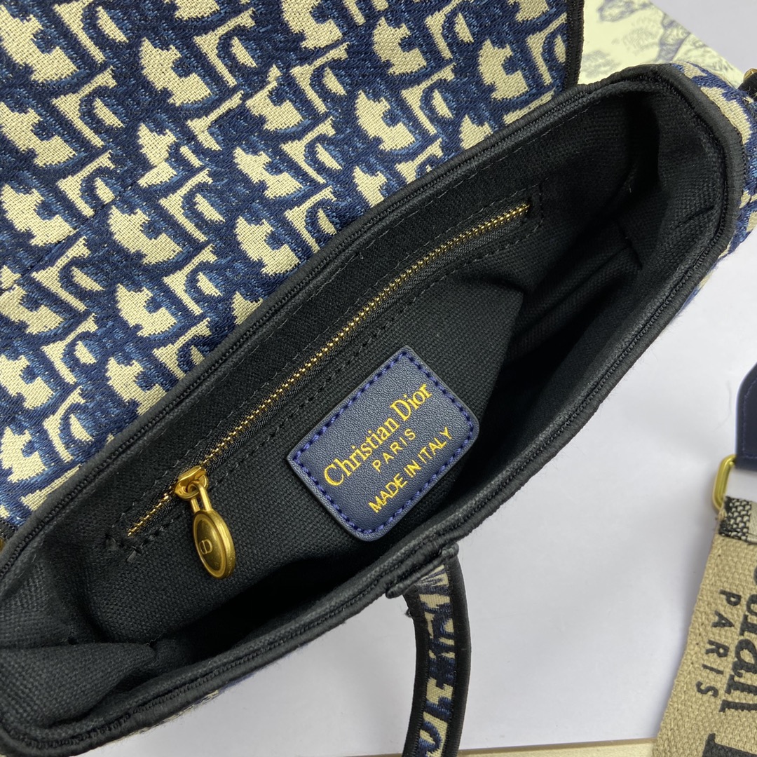 新品批230 Di0r Saddle👉马鞍包重磅回归复古回潮,di0r之前大火的马鞍包💗,在今年18秋冬秀场全面回归💫,现立刻成为了时尚红人们“人手必备”的单品之一🌟,真是凹造型吸睛的利器👌,赶紧get√起来💃Size:盖头长度24cm×厚度6cm×最高高18cm 型号♦886888