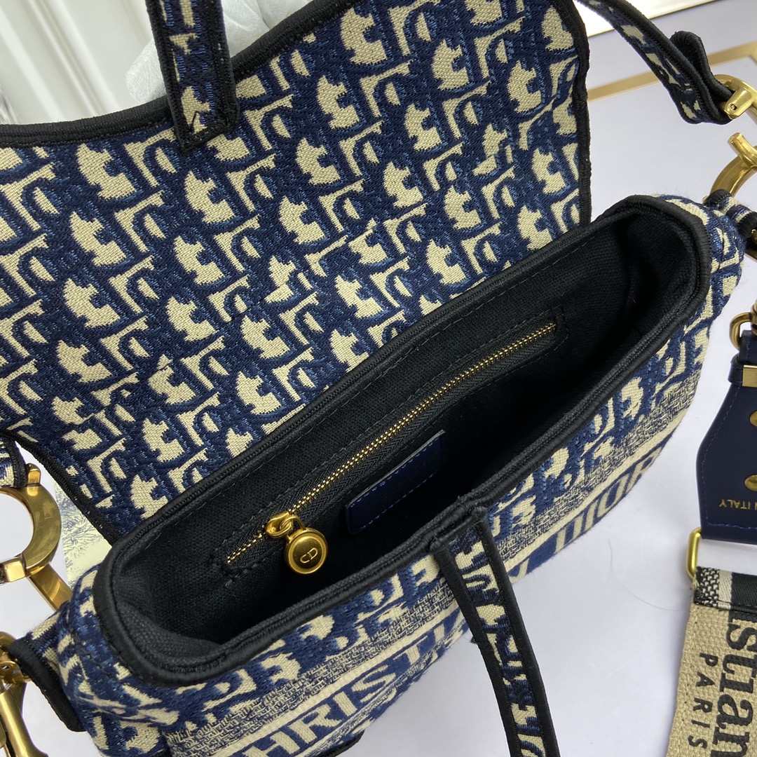 新品批230 Di0r Saddle👉马鞍包重磅回归复古回潮,di0r之前大火的马鞍包💗,在今年18秋冬秀场全面回归💫,现立刻成为了时尚红人们“人手必备”的单品之一🌟,真是凹造型吸睛的利器👌,赶紧get√起来💃Size:盖头长度24cm×厚度6cm×最高高18cm 型号♦886888