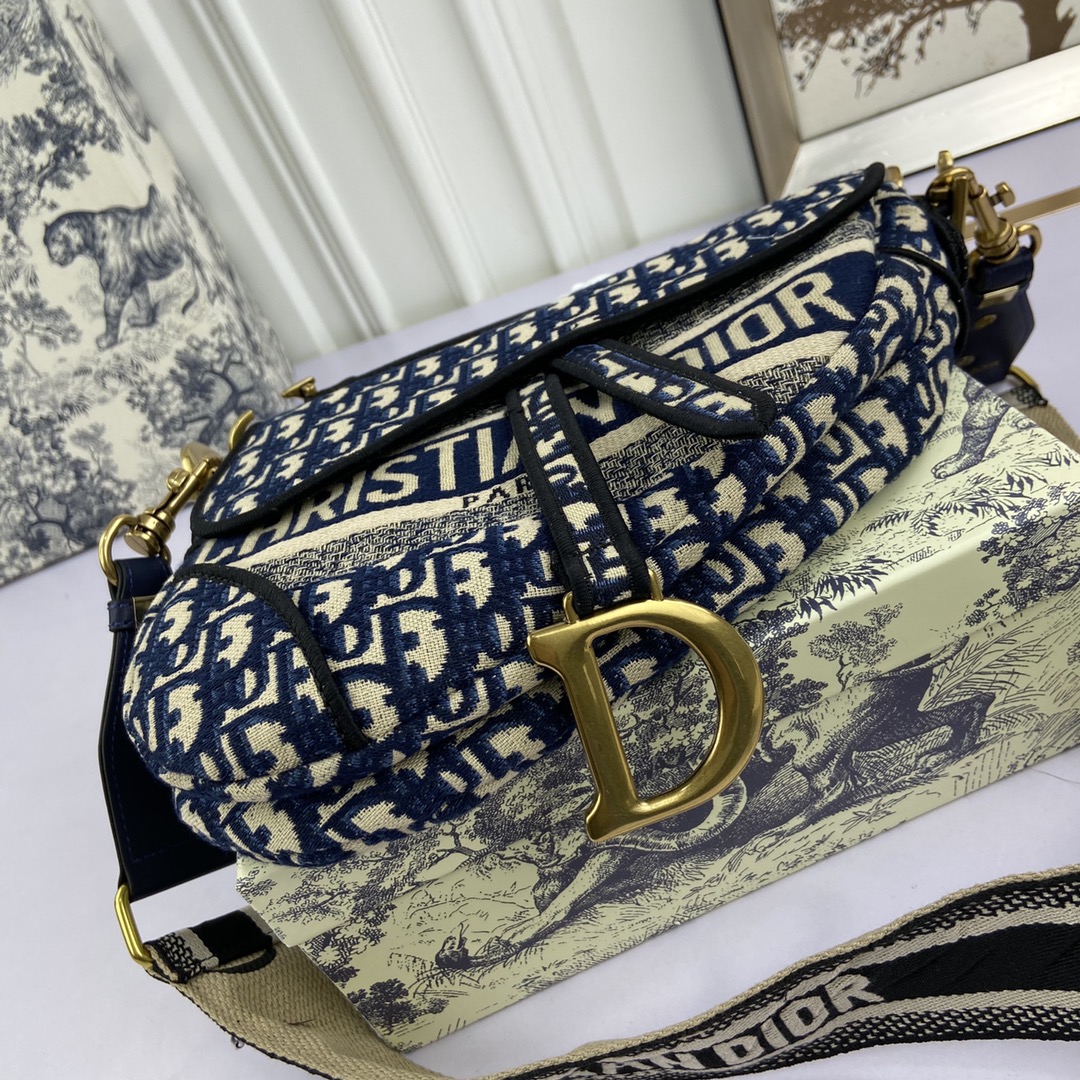 新品批230 Di0r Saddle👉马鞍包重磅回归复古回潮,di0r之前大火的马鞍包💗,在今年18秋冬秀场全面回归💫,现立刻成为了时尚红人们“人手必备”的单品之一🌟,真是凹造型吸睛的利器👌,赶紧get√起来💃Size:盖头长度24cm×厚度6cm×最高高18cm 型号♦886888