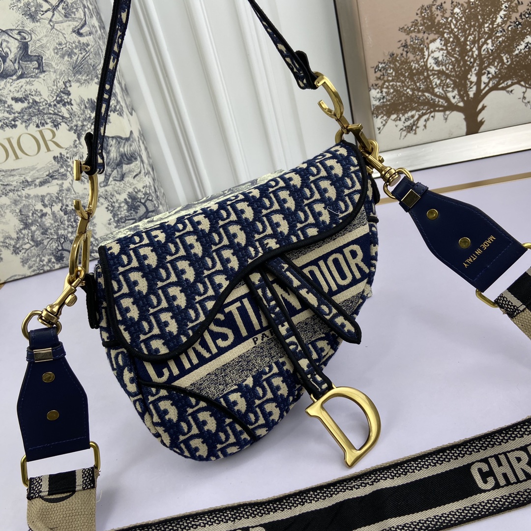 新品批230 Di0r Saddle👉马鞍包重磅回归复古回潮,di0r之前大火的马鞍包💗,在今年18秋冬秀场全面回归💫,现立刻成为了时尚红人们“人手必备”的单品之一🌟,真是凹造型吸睛的利器👌,赶紧get√起来💃Size:盖头长度24cm×厚度6cm×最高高18cm 型号♦886888