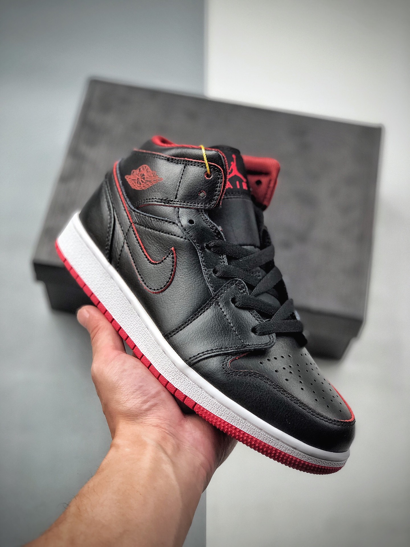 Air Jordan 1 Mid (GS) Negro y rojo Pedido de cliente de exportación de Tmall, la más alta artesanía del mercado en la s…