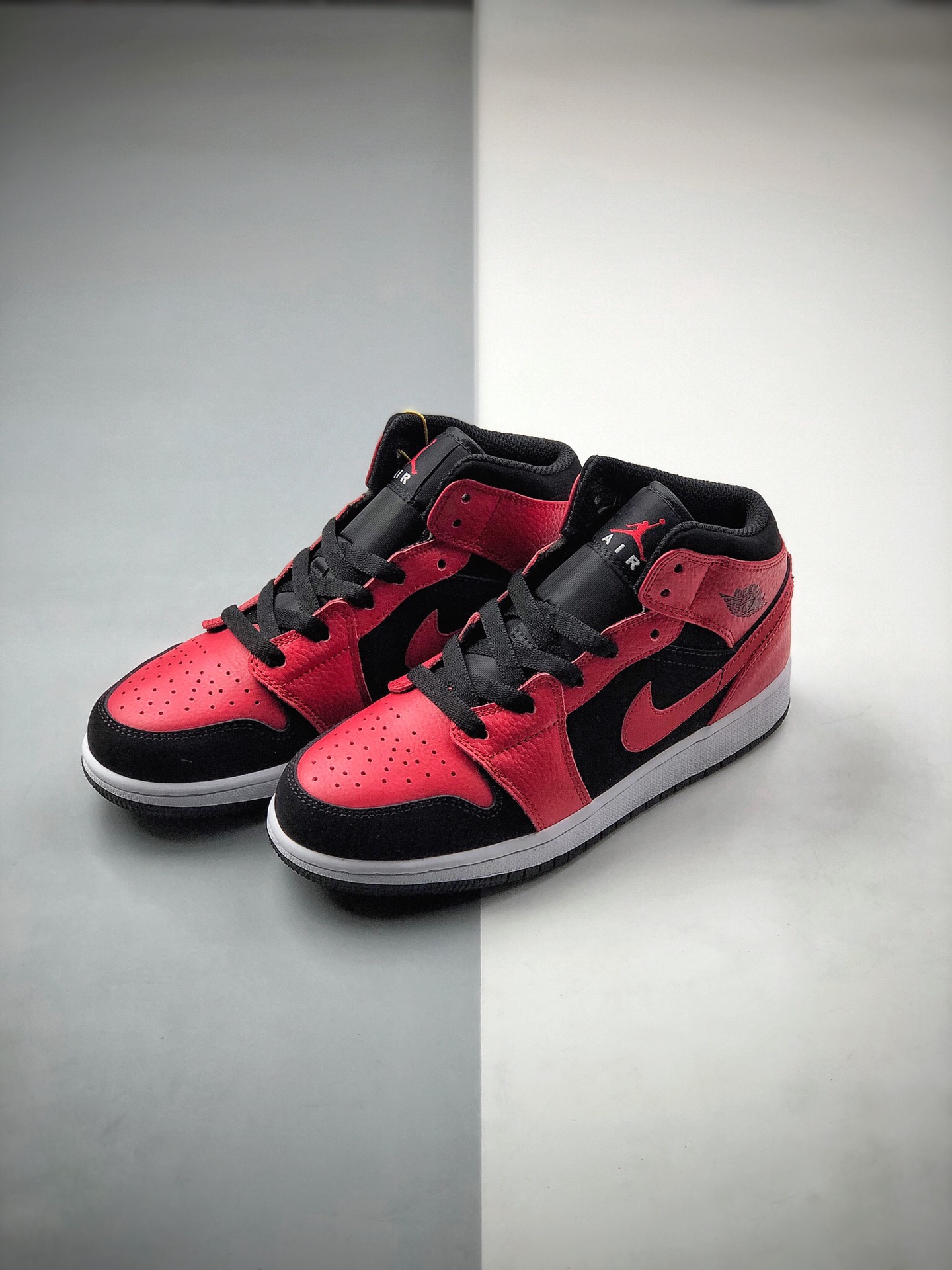 220  Air Jordan 1 Mid  帮中篮球鞋554725-054