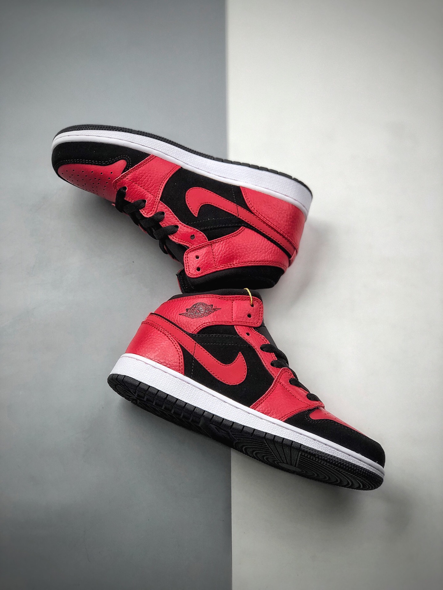 220  Air Jordan 1 Mid  帮中篮球鞋554725-054