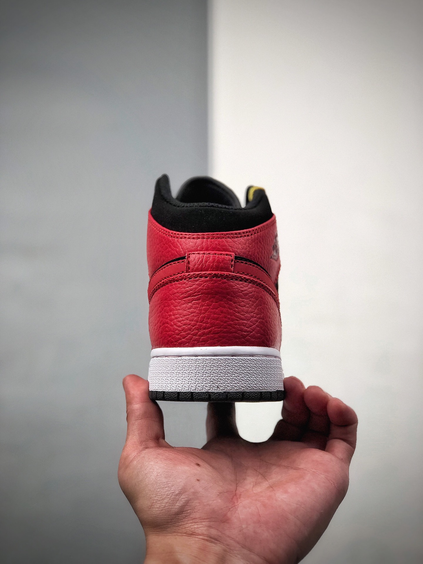220  Air Jordan 1 Mid  帮中篮球鞋554725-054