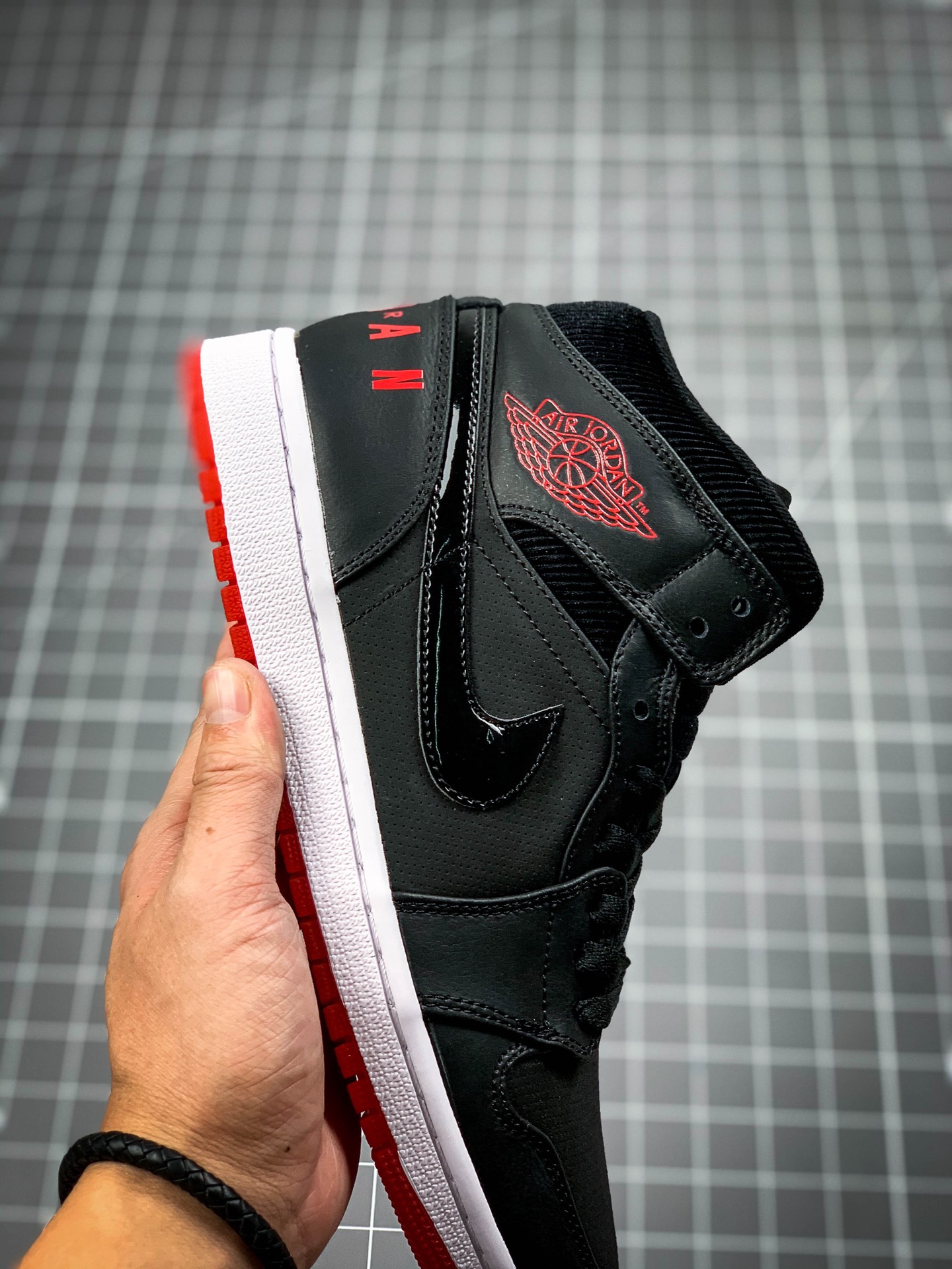 240 AJ1 Air Jordan Mid” 货号：BQ6578-100