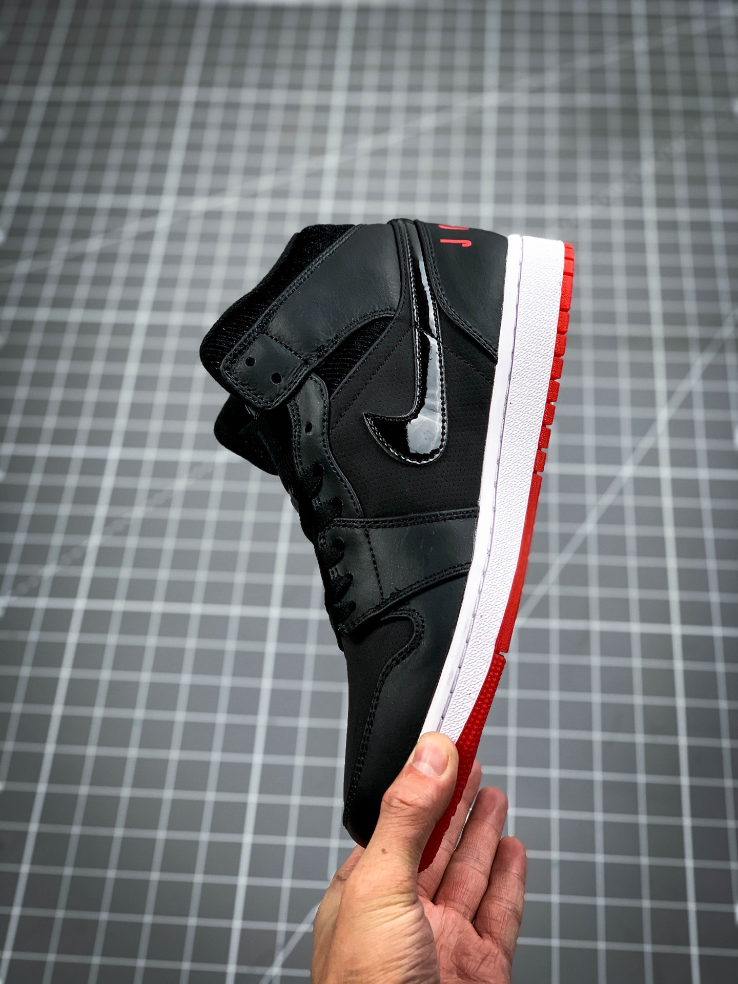 240 AJ1 Air Jordan Mid” 货号：BQ6578-100