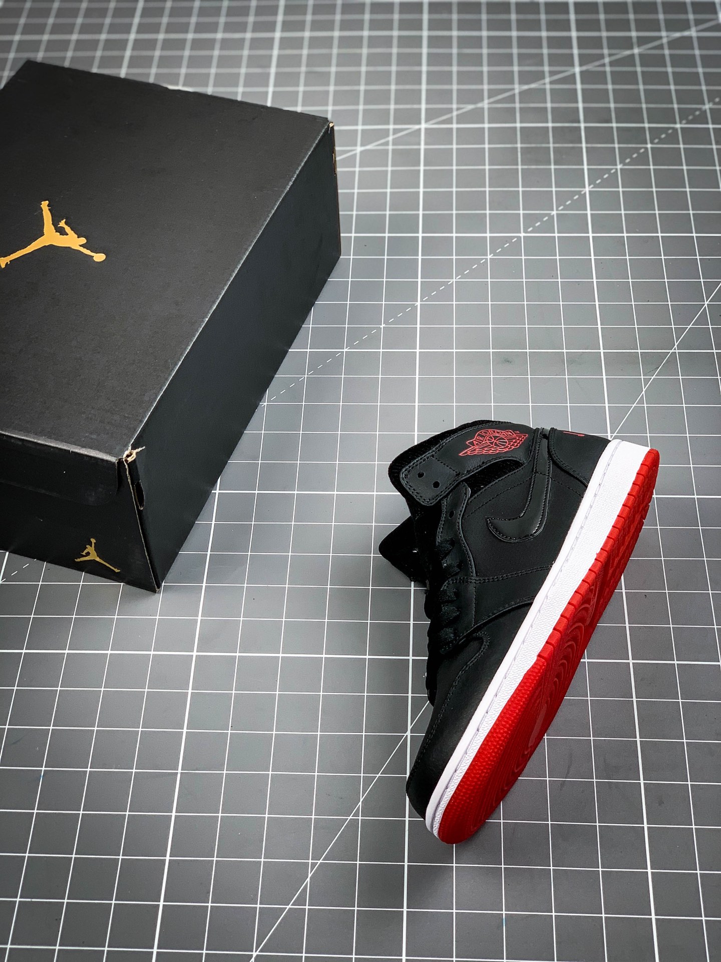 240 AJ1 Air Jordan Mid” 货号：BQ6578-100