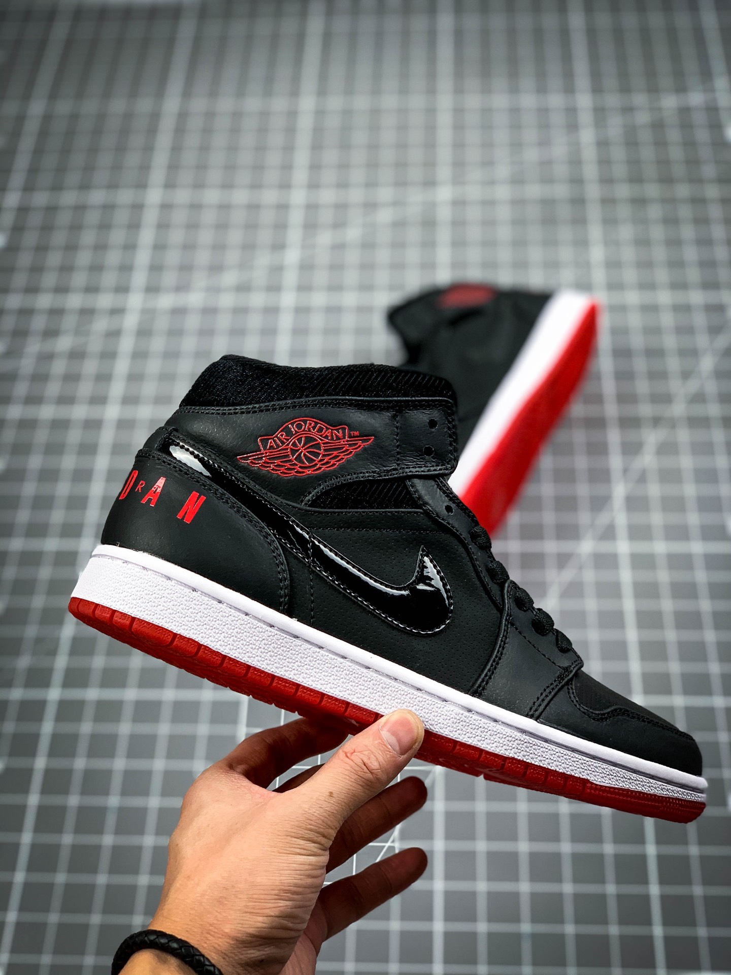 240 AJ1 Air Jordan Mid” 货号：BQ6578-100