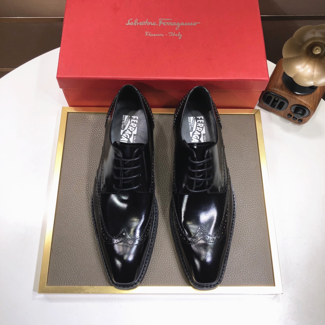 I5 菲拉格慕。 最新真皮商务西装鞋官网同步上市，意大利进口 头层牛皮一比一重金打造，官网1:1橡胶大底。穿着百搭，高档不失档次，彩色搭配气度不凡。此款四季款，穿在脚上魅力四射尽显大牌气质。标准码38—–44