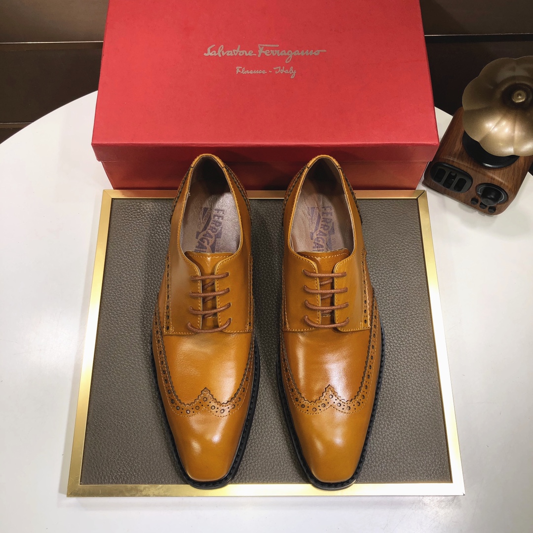 I5 菲拉格慕。 最新真皮商务西装鞋官网同步上市，意大利进口 头层牛皮一比一重金打造，官网1:1橡胶大底。穿着百搭，高档不失档次，彩色搭配气度不凡。此款四季款，穿在脚上魅力四射尽显大牌气质。标准码38—–44