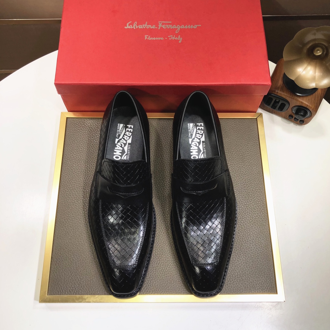 I5 菲拉格慕。 最新真皮商务西装鞋官网同步上市，意大利进口 头层牛皮一比一重金打造，官网1:1橡胶大底。穿着百搭，高档不失档次，彩色搭配气度不凡。此款四季款，穿在脚上魅力四射尽显大牌气质。标准码38—–44