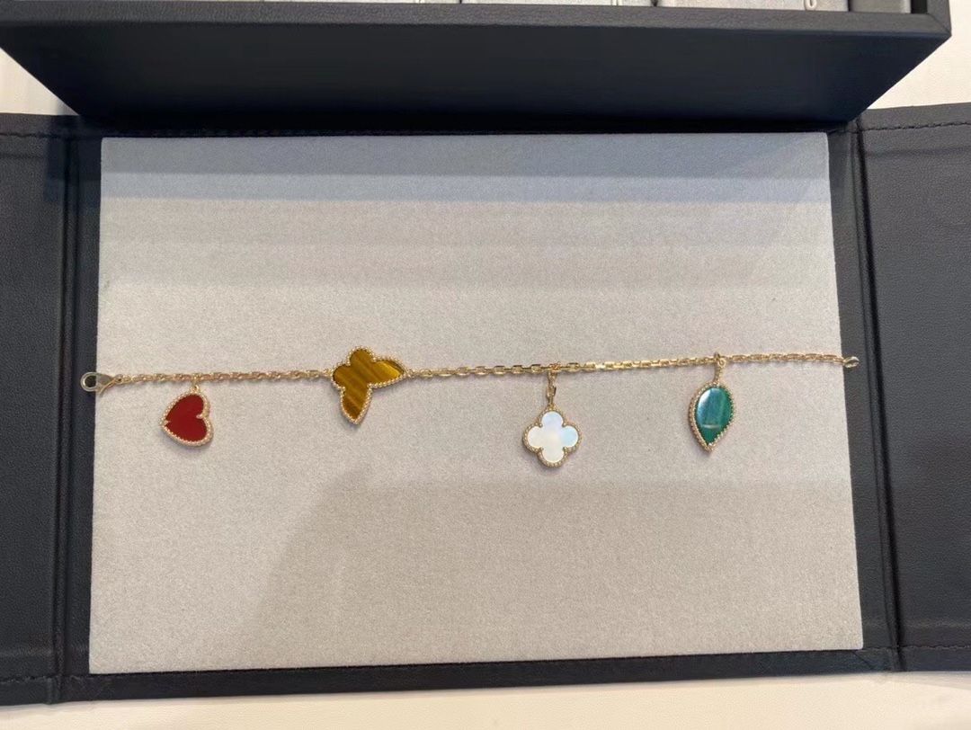 NO:101381,Lucky bracelet, people who buy this in the counter are lined up, and it depends on luck when they buy it, because it is so beautiful, with super good color, and a gorgeous color sense. The more color the jewelry, the more noble it looks, the flowers of this bracelet represent different meanings: white fritillar four-leaf clover represents luck; malachite green leaves represent health; bracelet red heart represents love; tiger eye stone butterfly represents freedom and wealth. The meanings are very good. I hope these beautiful meanings can bring luck to the wearer, which is not up to mediocrity, money and power, Vca bracelet, bracelet19860909Lucky手链,专柜买这款的人都在排队,买到都要看运气,因为它实在太美了,显色度超级好,华而不俗的色彩感,越显色的珠宝越显得高贵这款手链的每个花朵都代表不同的寓意:白贝母四叶草代表幸运；孔雀石绿叶代表健康；红玉髓红心代表爱情；虎眼石蝴蝶代表自由和财富.寓意都非常好,祈愿这些美好寓意能携带幸运降临到佩戴者身上,不堪平庸,钱权无嫉,Vca手链,bracelet,Jewelry