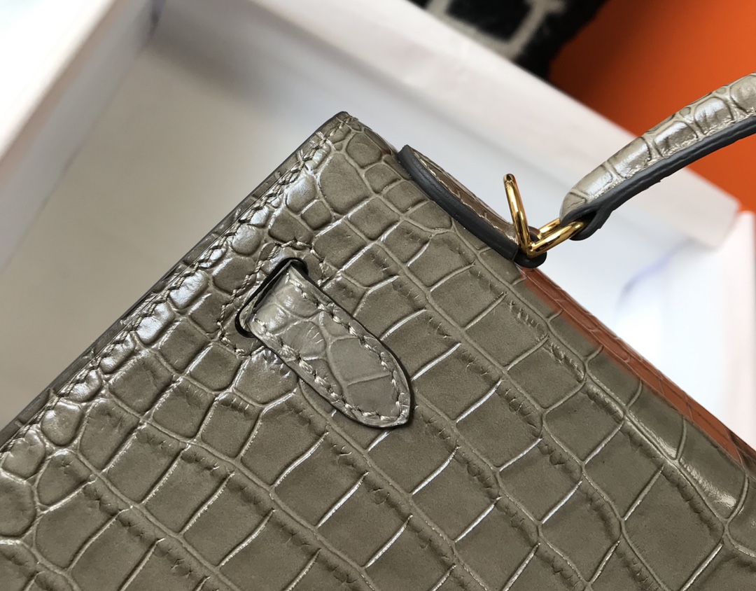 Hermès Kelly 28cm Alligator Embossed Leather Handbag, Gold Hardware 8 i1603348809 3990 7