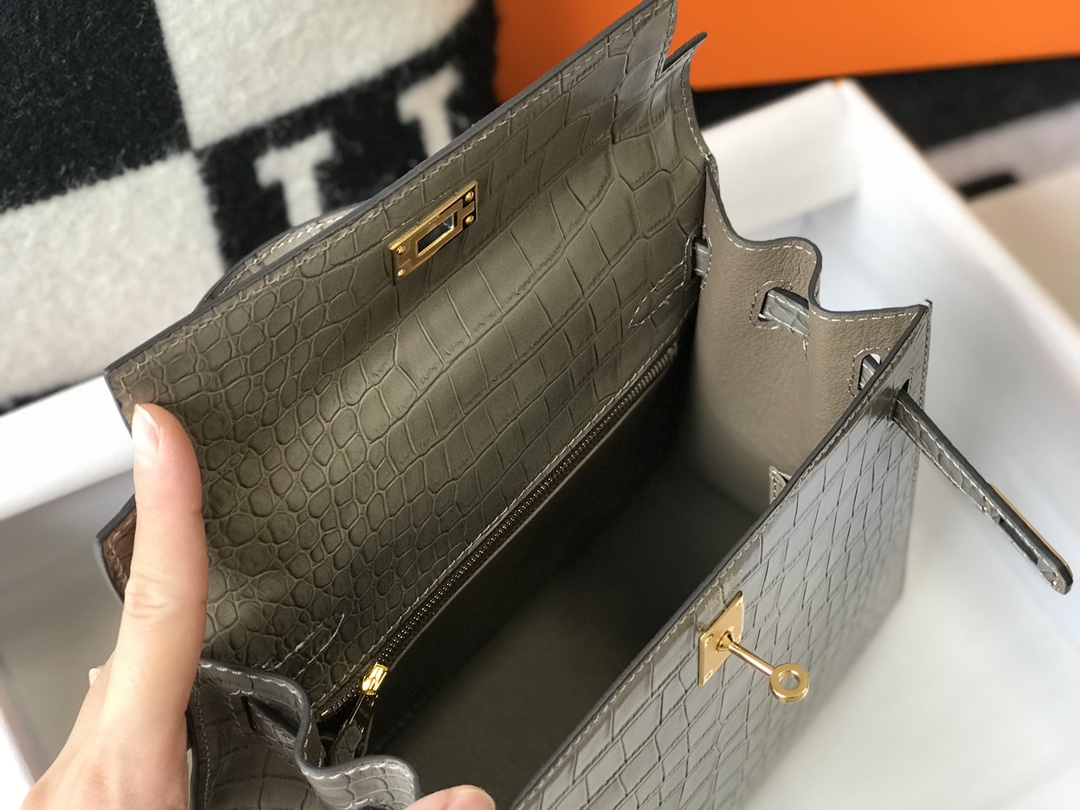 Hermès Kelly 28cm Alligator Embossed Leather Handbag, Gold Hardware 9 i1603348809 5269 8