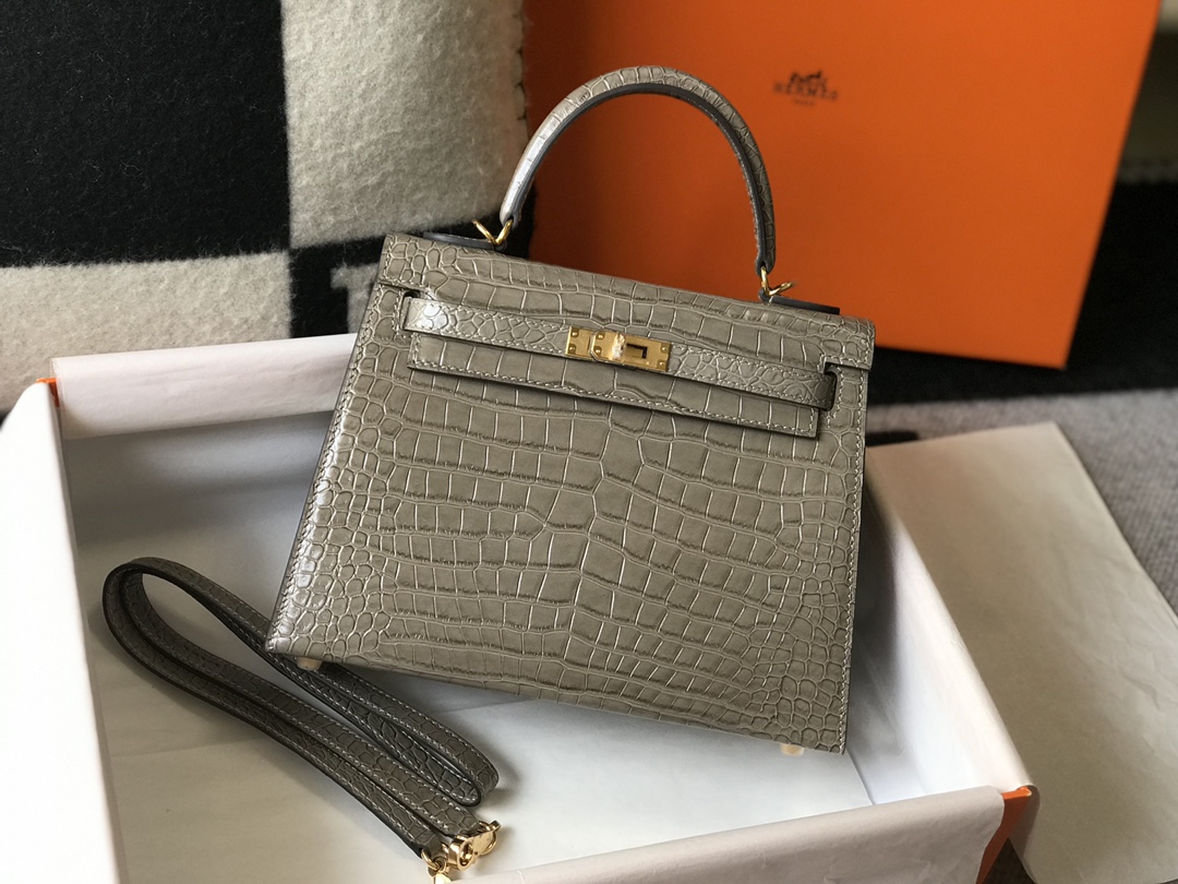 Hermès Kelly 28cm Alligator Embossed Leather Handbag, Gold Hardware 3 i1603348809 5998 2