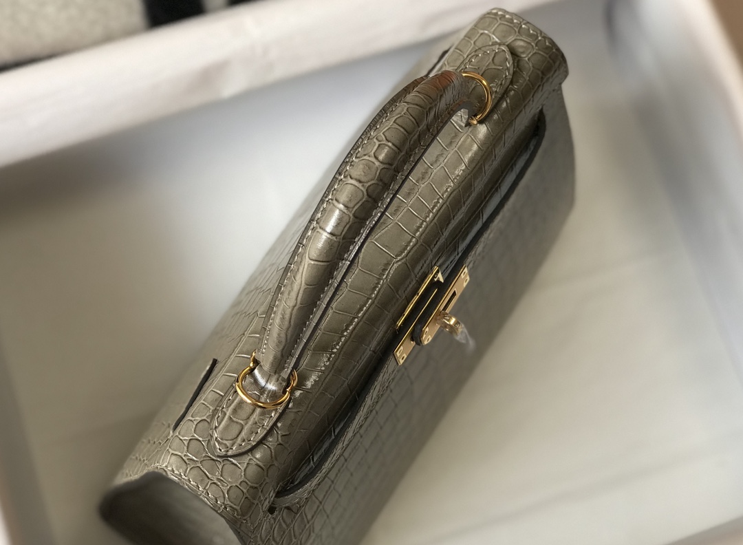 Hermès Kelly 28cm Alligator Embossed Leather Handbag, Gold Hardware 5 i1603348809 7653 4