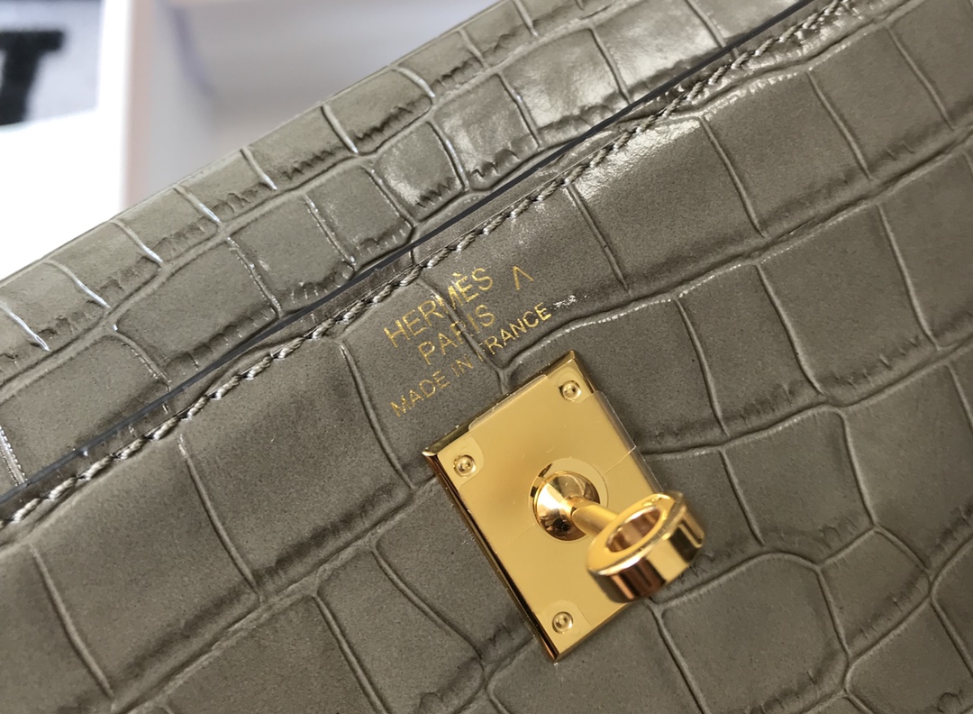 Hermès Kelly 28cm Alligator Embossed Leather Handbag, Gold Hardware 6 i1603348809 8937 5