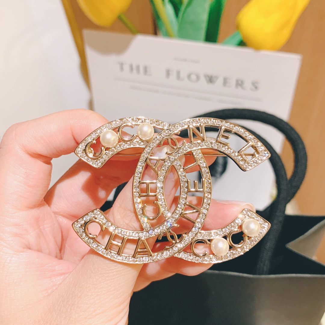 NO:677940,88200 is so beautiful. Ch@nel’s new COCO letters hollow pearl brooch. This one is really popular. It is very easy to match in daily life. It has the same z. The brass is electroplated with real gold. The whole body is made of high-grade light gold, which is particularly beautiful. The COCO and CHANEL letters are hollowed out and embellished with four Swarovski pearls. It is very fairy-like and beautiful.  The double C part is fully inlaid with Swarovski crystals, and one brooch uses 211 Swarovski rhinestones. It is super heavy and luxurious!  We will never use cheap domestic rhinestones instead!  ,,chanel,swarovski,brooch,breastpin,Cardia high-end jewelry1986090988200太好看啦 Ch@nel新款 COCO字母镂空珍珠胸针 这款是真的卖的超火,日常非常好搭配 一致z,黄铜电镀真金,整体采用高级浅金色,特别好看. COCO 和CHANEL字母镂空设计,点缀了四颗施华洛世奇珍珠,非常的仙气好看 双C部分满镶施华洛世奇水晶,一只胸针用了211颗施华洛世奇水钻,超级超级重工奢华！咱们绝不用廉价国内水钻代替！,,chanel,swarovski,brooch，breastpin,卡迪亚高端饰品,Jewelry