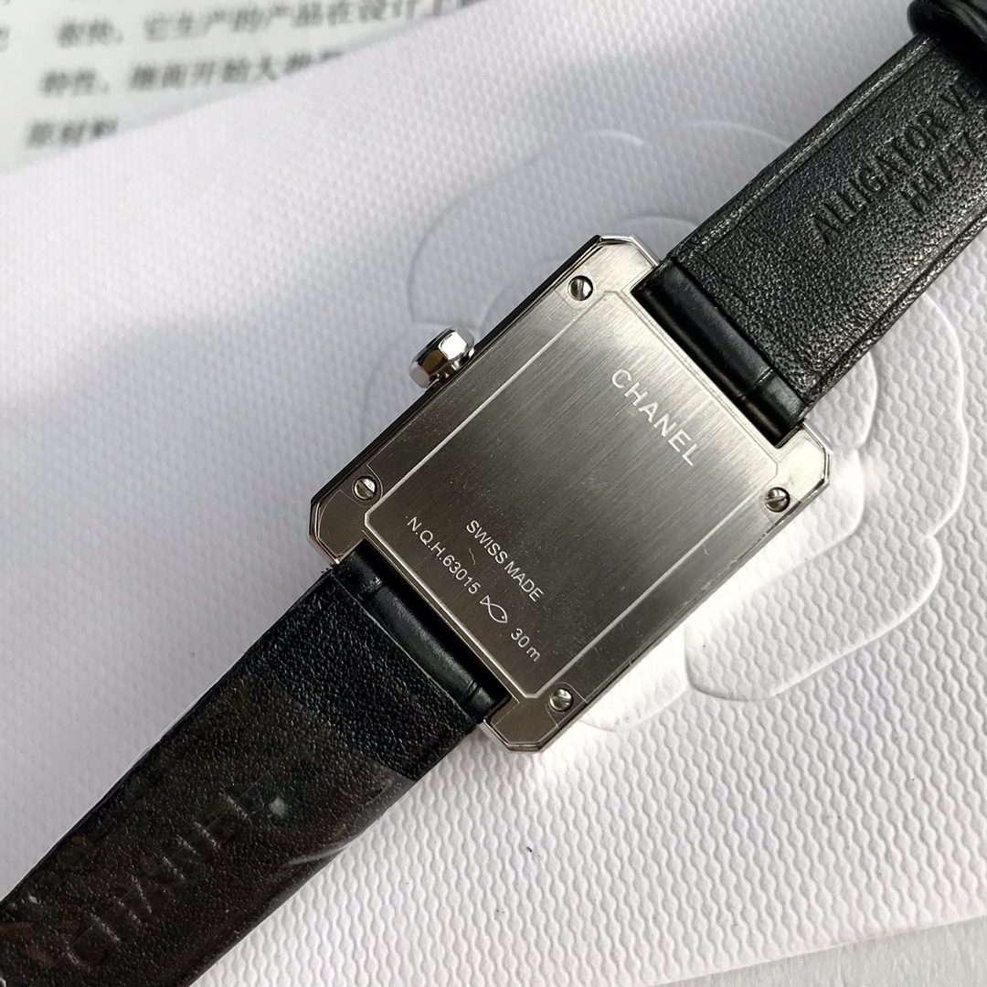 批:2000 全套包装 香奈儿每一次灵感的迸发,都是经典的延续,就如这枚BOY.FRIEND腕表,2015年初见,至今都难以割舍,亦刚亦柔的风格,看似丢了女性该有的甜腻,却以一种难以抵挡的中性诱惑捕获女人的心,它的魅力会因岁月流逝而越发动人,凭借纯粹简约的线条,飒爽的中性风格,令人深深沉醉,一定要有的男友风,一定要有的中性魅力,还有一定要有的女人味,它统统一样都不少!!!21.5*27.9mm的小方壳设计,精钢表壳,钻石切割工艺蓝宝石玻璃,表盘用扭索雕纹,美洲鳄鱼皮表带,62颗VS1.0明亮式切割天然南非足反钻石,更加难得的这次装配的是原装ETA280.002石英机芯,支持专柜拆机比对,当前贸易环境这批机芯是非常难得的,数量只有几百个,以后几乎宣告绝版,配新款长条礼盒出货!送礼自用都体面!速抢