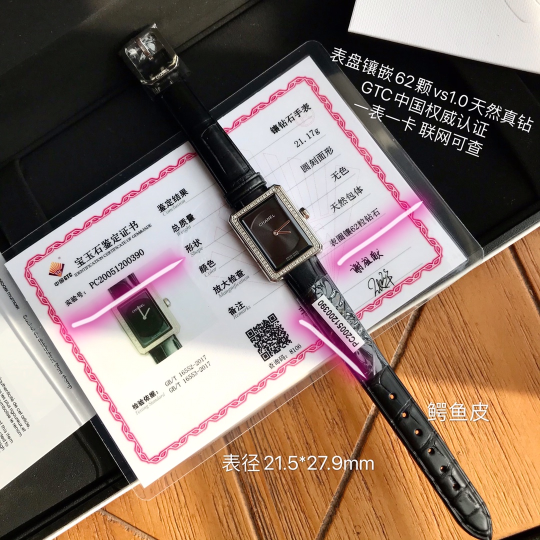 批:2000 全套包装 香奈儿每一次灵感的迸发,都是经典的延续,就如这枚BOY.FRIEND腕表,2015年初见,至今都难以割舍,亦刚亦柔的风格,看似丢了女性该有的甜腻,却以一种难以抵挡的中性诱惑捕获女人的心,它的魅力会因岁月流逝而越发动人,凭借纯粹简约的线条,飒爽的中性风格,令人深深沉醉,一定要有的男友风,一定要有的中性魅力,还有一定要有的女人味,它统统一样都不少!!!21.5*27.9mm的小方壳设计,精钢表壳,钻石切割工艺蓝宝石玻璃,表盘用扭索雕纹,美洲鳄鱼皮表带,62颗VS1.0明亮式切割天然南非足反钻石,更加难得的这次装配的是原装ETA280.002石英机芯,支持专柜拆机比对,当前贸易环境这批机芯是非常难得的,数量只有几百个,以后几乎宣告绝版,配新款长条礼盒出货!送礼自用都体面!速抢