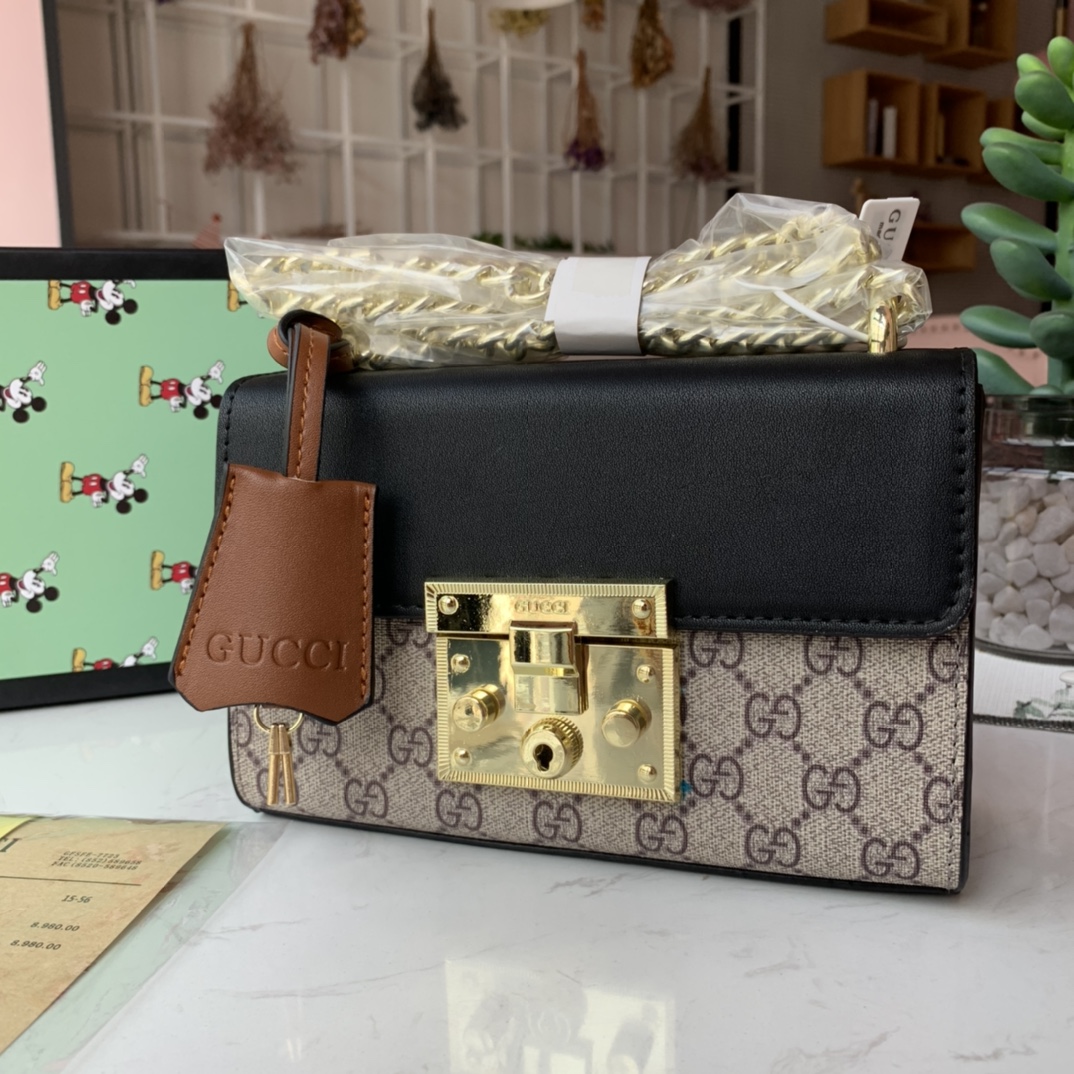 J0 带LOGO弹簧式方锁装饰，肩带链条拼接款 也可以双根单肩，包包内部设计有插卡 尺寸：20*13