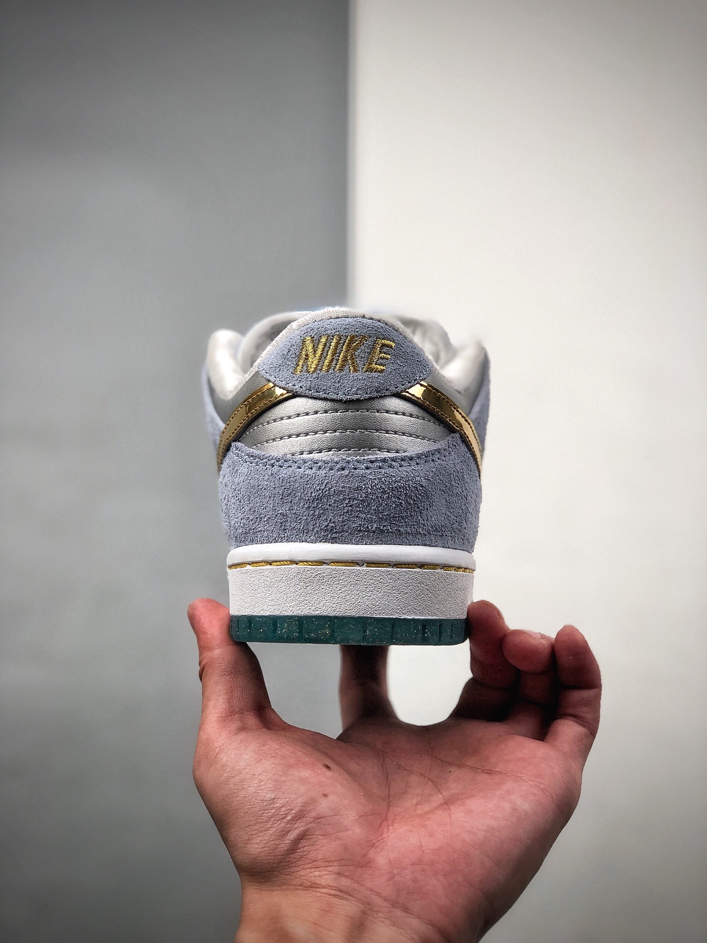 280  Sean Cliver x Nike SB Dunk Low Pro QS 艺术家滑板DC9936-100