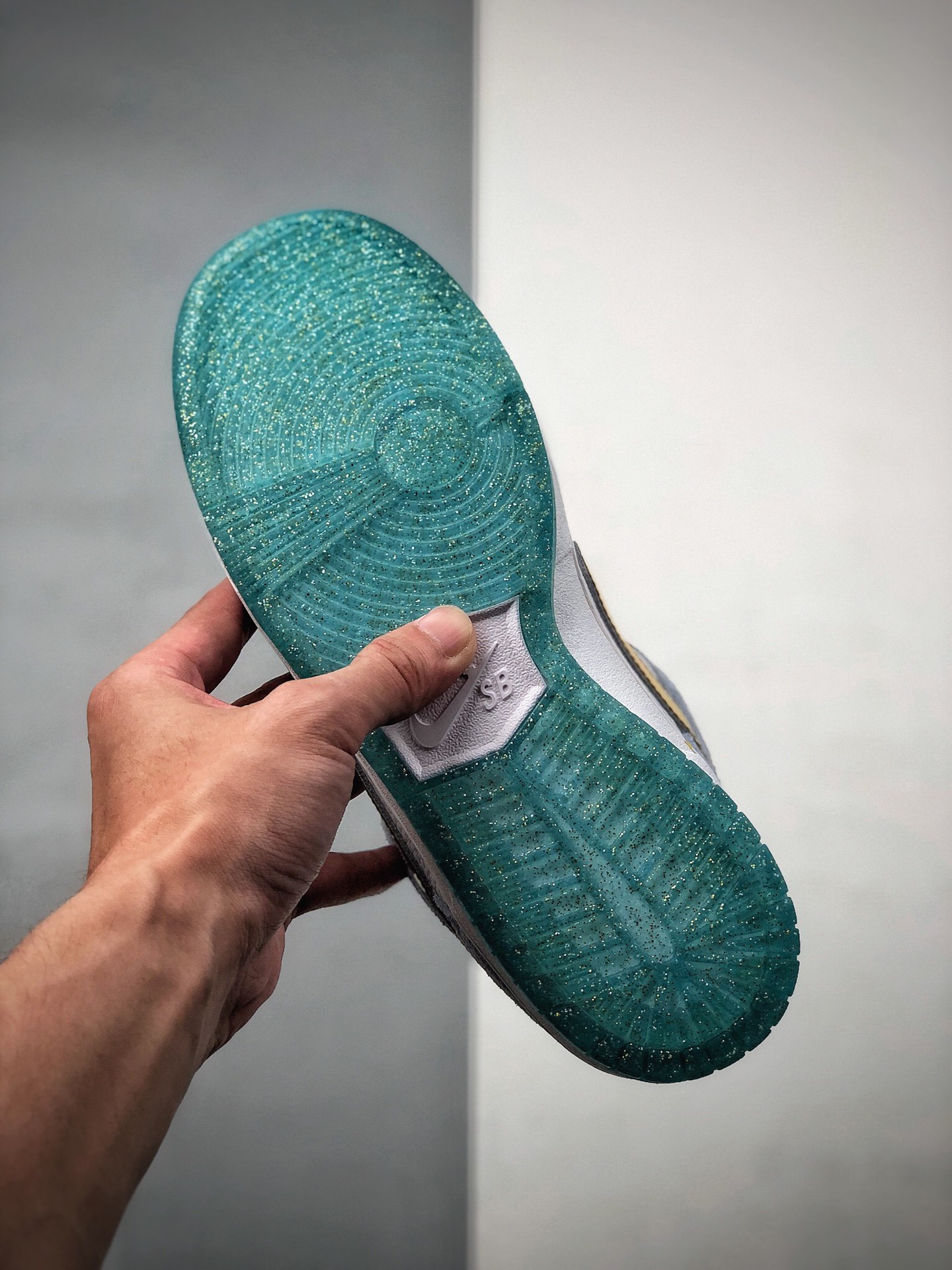 280  Sean Cliver x Nike SB Dunk Low Pro QS 艺术家滑板DC9936-100