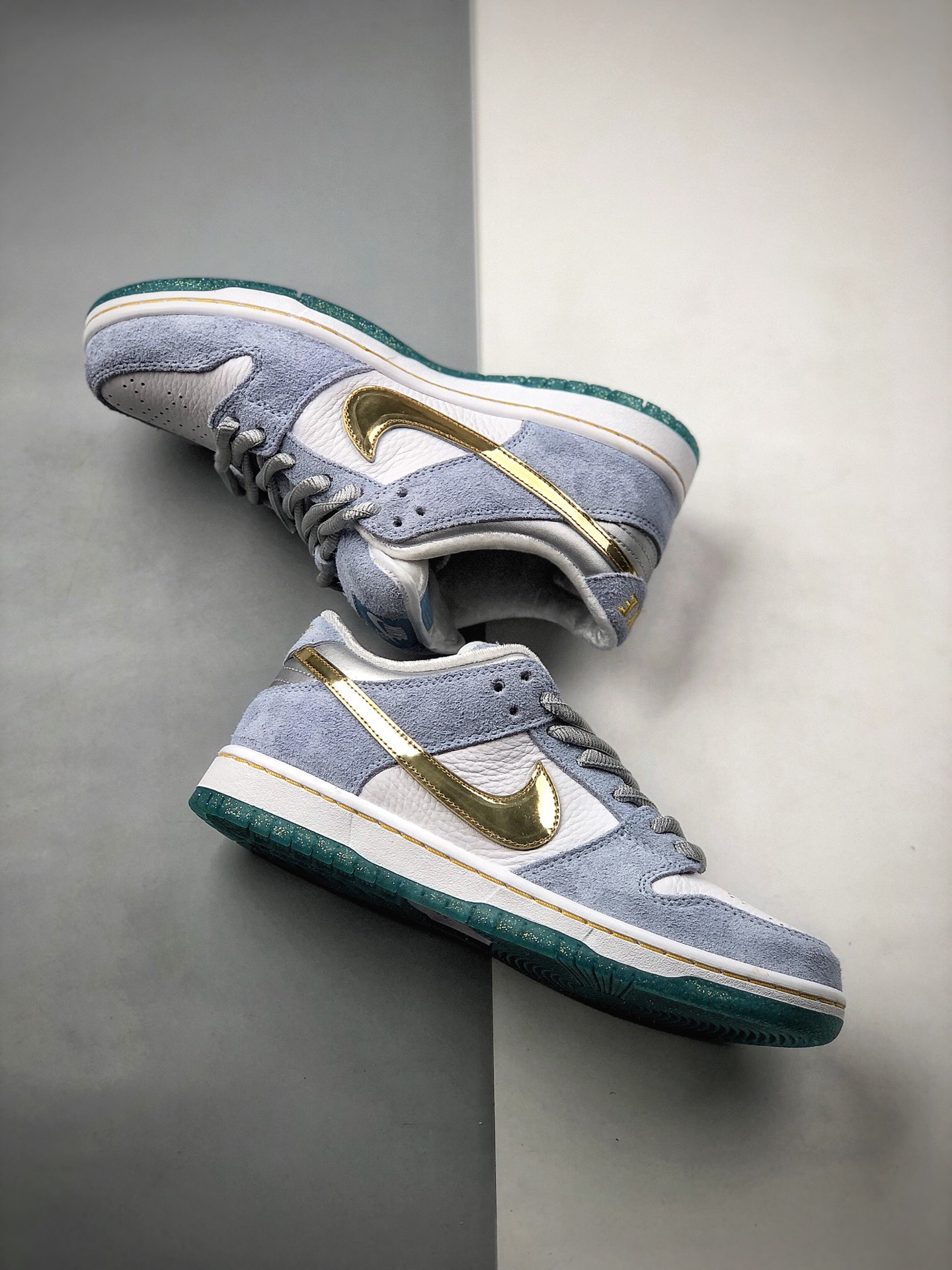 280  Sean Cliver x Nike SB Dunk Low Pro QS 艺术家滑板DC9936-100